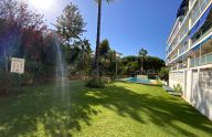 Apartamento de dos dormitorios en última planta y con vistas al mar en Marbella este