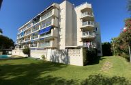 Apartamento de dos dormitorios en última planta y con vistas al mar en Marbella este