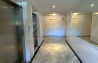 Apartamento de dos dormitorios en última planta y con vistas al mar en Marbella este