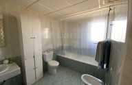 Apartamento de dos dormitorios en última planta y con vistas al mar en Marbella este