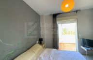 Apartamento de dos dormitorios en última planta y con vistas al mar en Marbella este