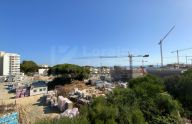 Apartamento de dos dormitorios en última planta y con vistas al mar en Marbella este