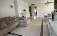 Amplio apartamento de 2 dormitorios con vistas al mar, piscina y garaje en La Alquería, Benahavís
