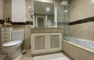 Amplio apartamento de 2 dormitorios con vistas al mar, piscina y garaje en La Alquería, Benahavís