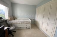 Amplio apartamento de 2 dormitorios con vistas al mar, piscina y garaje en La Alquería, Benahavís