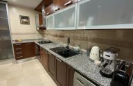 Amplio apartamento de 2 dormitorios con vistas al mar, piscina y garaje en La Alquería, Benahavís