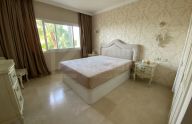 Amplio apartamento de 2 dormitorios con vistas al mar, piscina y garaje en La Alquería, Benahavís
