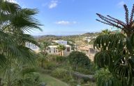Amplio apartamento de 2 dormitorios con vistas al mar, piscina y garaje en La Alquería, Benahavís