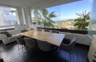 Amplio apartamento de 2 dormitorios con vistas al mar, piscina y garaje en La Alquería, Benahavís