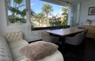 Amplio apartamento de 2 dormitorios con vistas al mar, piscina y garaje en La Alquería, Benahavís