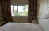 Amplio apartamento de 2 dormitorios con vistas al mar, piscina y garaje en La Alquería, Benahavís