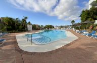 Amplio apartamento de 2 dormitorios con vistas al mar, piscina y garaje en La Alquería, Benahavís