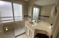 Amplio apartamento de 2 dormitorios con vistas al mar, piscina y garaje en La Alquería, Benahavís