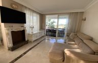 Amplio apartamento de 2 dormitorios con vistas al mar, piscina y garaje en La Alquería, Benahavís