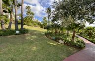 Amplio apartamento de 2 dormitorios con vistas al mar, piscina y garaje en La Alquería, Benahavís