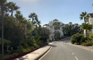 Amplio apartamento de 2 dormitorios con vistas al mar, piscina y garaje en La Alquería, Benahavís