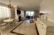 Amplio apartamento de 2 dormitorios con vistas al mar, piscina y garaje en La Alquería, Benahavís