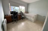 Amplio apartamento de 2 dormitorios con vistas al mar, piscina y garaje en La Alquería, Benahavís