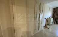 Amplio apartamento de 2 dormitorios con vistas al mar, piscina y garaje en La Alquería, Benahavís