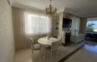 Amplio apartamento de 2 dormitorios con vistas al mar, piscina y garaje en La Alquería, Benahavís