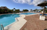 Amplio apartamento de 2 dormitorios con vistas al mar, piscina y garaje en La Alquería, Benahavís