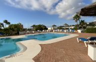 Amplio apartamento de 2 dormitorios con vistas al mar, piscina y garaje en La Alquería, Benahavís
