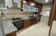 Amplio apartamento de 2 dormitorios con vistas al mar, piscina y garaje en La Alquería, Benahavís