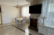 Amplio apartamento de 2 dormitorios con vistas al mar, piscina y garaje en La Alquería, Benahavís
