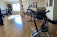 Amplio apartamento de 2 dormitorios con vistas al mar, piscina y garaje en La Alquería, Benahavís