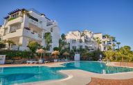 Amplio apartamento de 2 dormitorios con vistas al mar, piscina y garaje en La Alquería, Benahavís