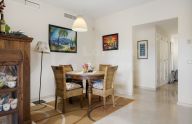 Amplio apartamento de 2 dormitorios con garaje y trastero en urbanización privada en Marbella