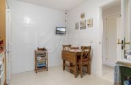 Amplio apartamento de 2 dormitorios con garaje y trastero en urbanización privada en Marbella