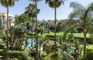 Amplio apartamento de 2 dormitorios con garaje y trastero en urbanización privada en Marbella