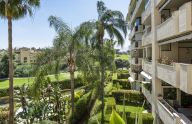 Amplio apartamento de 2 dormitorios con garaje y trastero en urbanización privada en Marbella