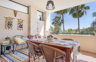 Amplio apartamento de 2 dormitorios con garaje y trastero en urbanización privada en Marbella