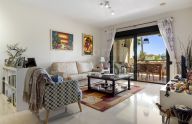 Amplio apartamento de 2 dormitorios con garaje y trastero en urbanización privada en Marbella