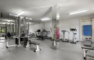 Amplio apartamento de 2 dormitorios con garaje y trastero en urbanización privada en Marbella