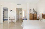 Amplio apartamento de 2 dormitorios con garaje y trastero en urbanización privada en Marbella