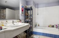 Amplio apartamento de 2 dormitorios con garaje y trastero en urbanización privada en Marbella