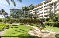 Amplio apartamento de 2 dormitorios con garaje y trastero en urbanización privada en Marbella