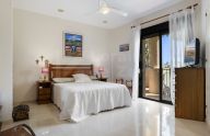 Amplio apartamento de 2 dormitorios con garaje y trastero en urbanización privada en Marbella