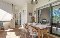 Amplio apartamento de 2 dormitorios con garaje y trastero en urbanización privada en Marbella