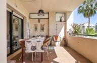 Amplio apartamento de 2 dormitorios con garaje y trastero en urbanización privada en Marbella
