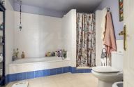 Amplio apartamento de 2 dormitorios con garaje y trastero en urbanización privada en Marbella