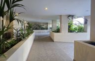 Spacious three-bedroom apartment located in the Albatros development in Nueva Andalucía, Marbella