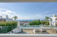 Moderno apartamento dúplex en planta baja en Sierra Blanca. Marbella