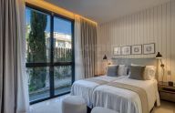Moderno apartamento dúplex en planta baja en Sierra Blanca. Marbella