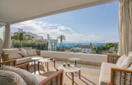 Moderno apartamento dúplex en planta baja en Sierra Blanca. Marbella