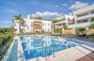 Moderno apartamento dúplex en planta baja en Sierra Blanca. Marbella