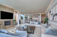 Moderno apartamento dúplex en planta baja en Sierra Blanca. Marbella